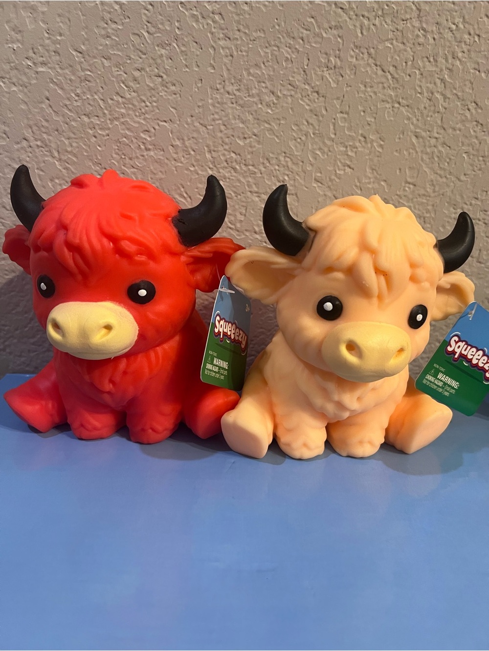2 pack Squeeezy Highland Cow Squishies - Red🐮❤️ Cream🐮🤍